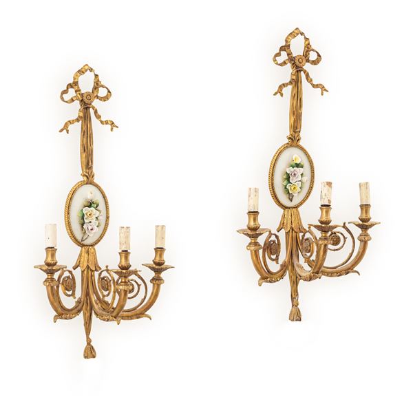 Coppia di appliques dorate a tre luci con placca floreale policroma Capodimonte, XIX-XX secolo