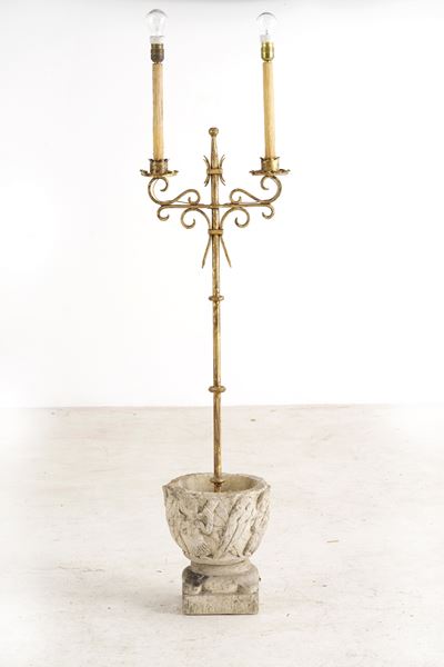 Lampada da Terra in Metallo Dorato con Base a Vaso in Pietra