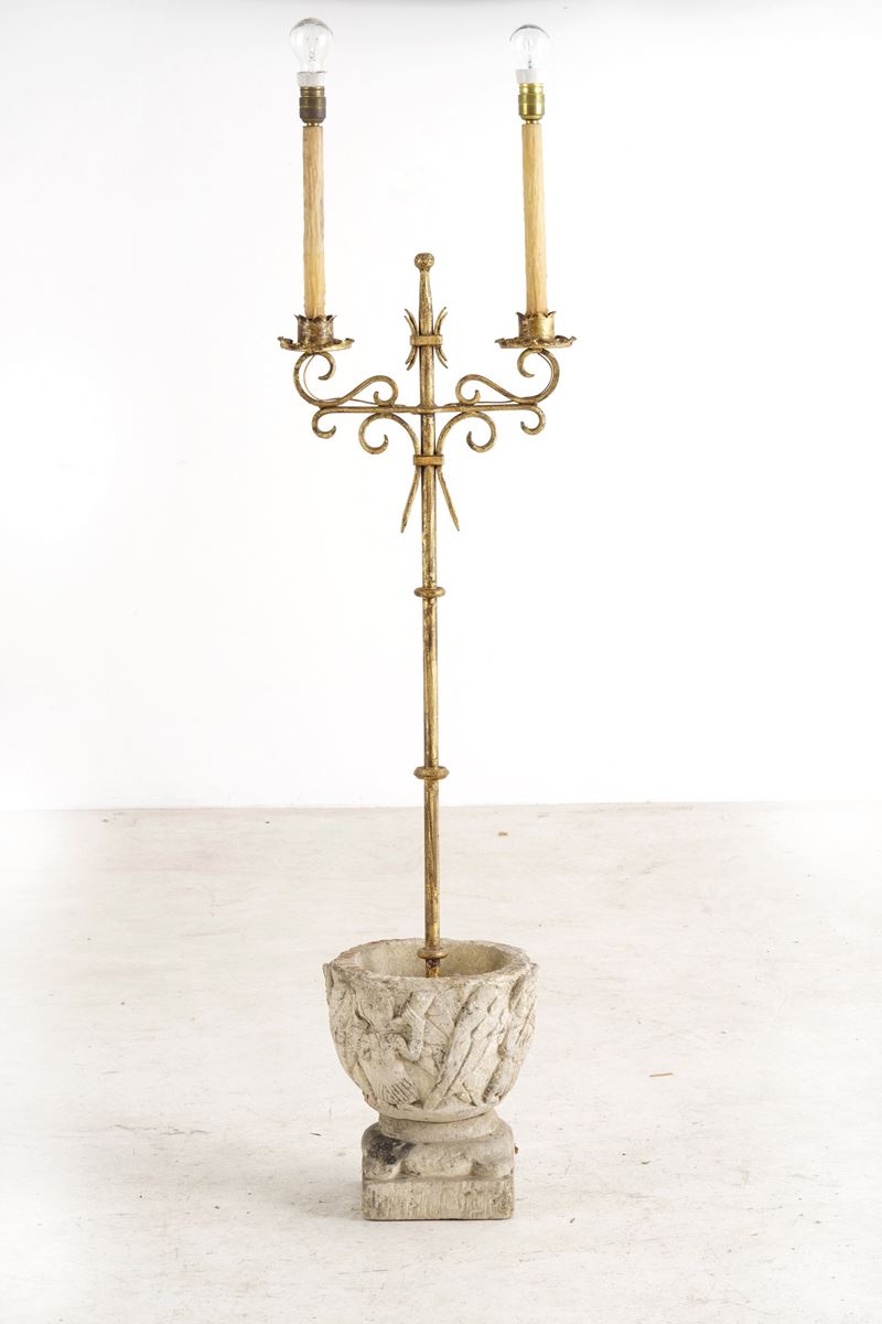 Lampada da terra in metallo dorato con base a vaso in pietra  - Auction Antiquariato - Cambi Casa d'Aste