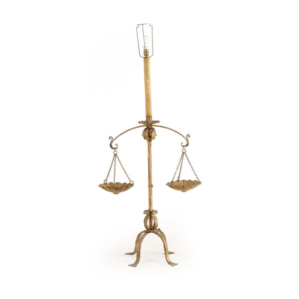 Lampada da terra in metallo dorato, allegoria della Giustizia