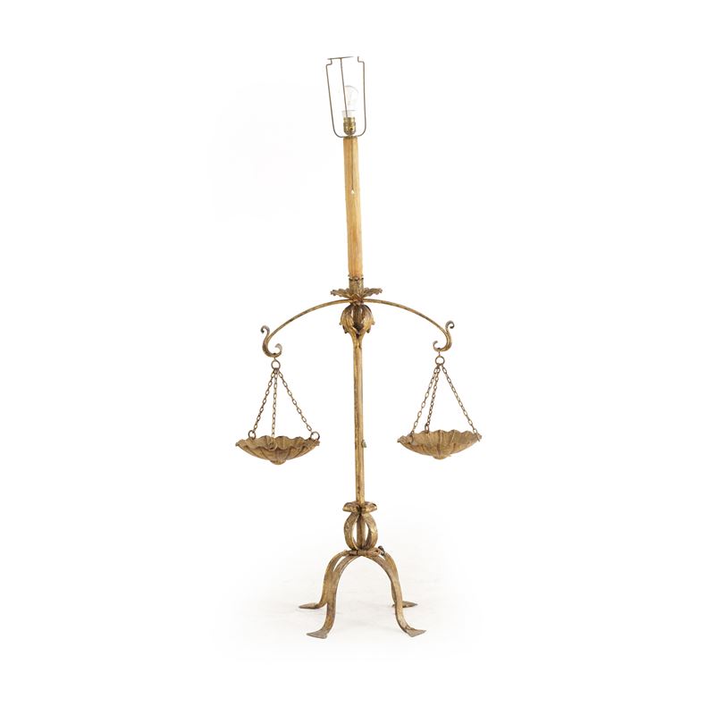 Lampada da terra in metallo dorato a foggia di bilancia  - Asta Antiquariato - Cambi Casa d'Aste