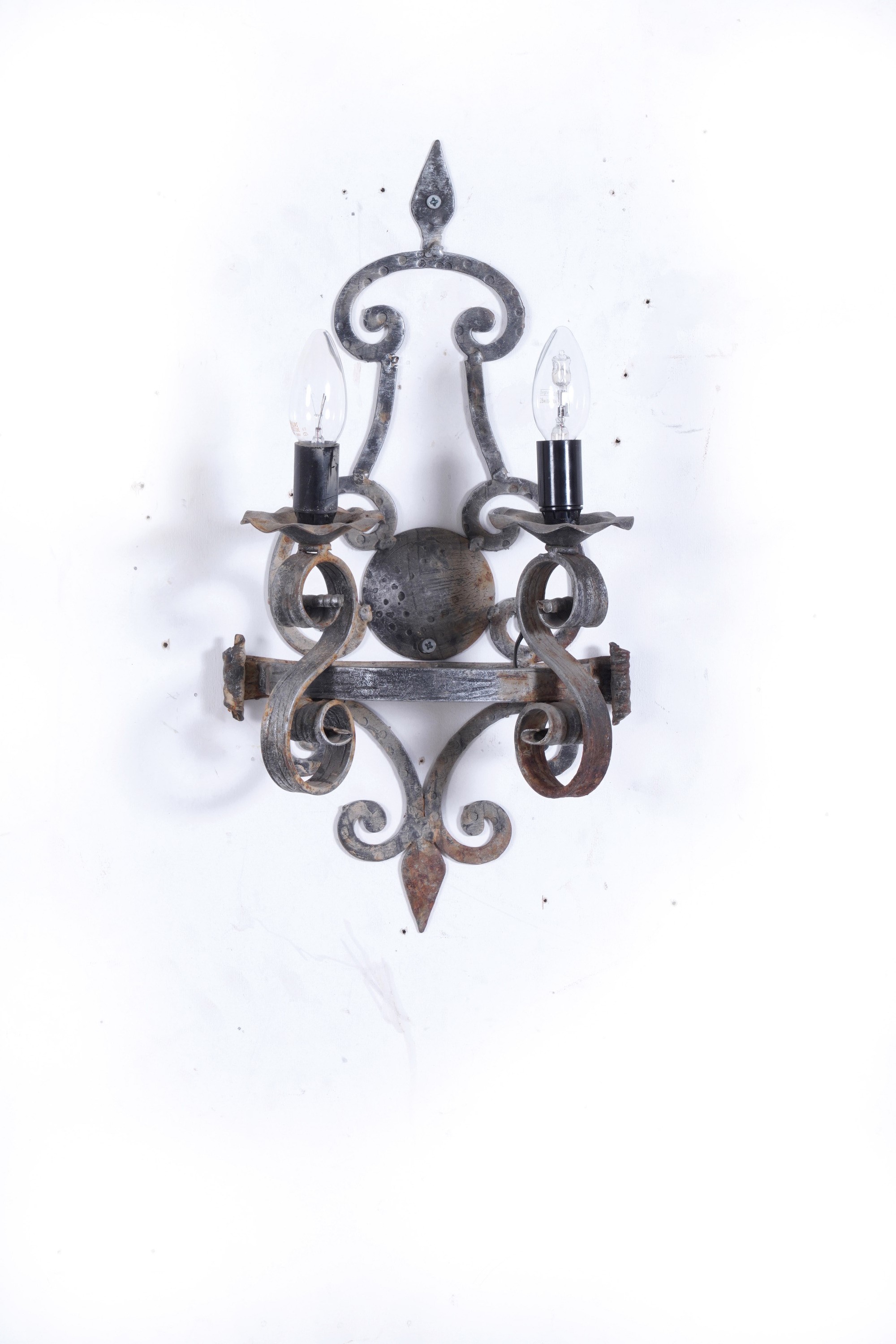 Lampada pensile in ferro e vetro giallo con applique in ferro a due luci