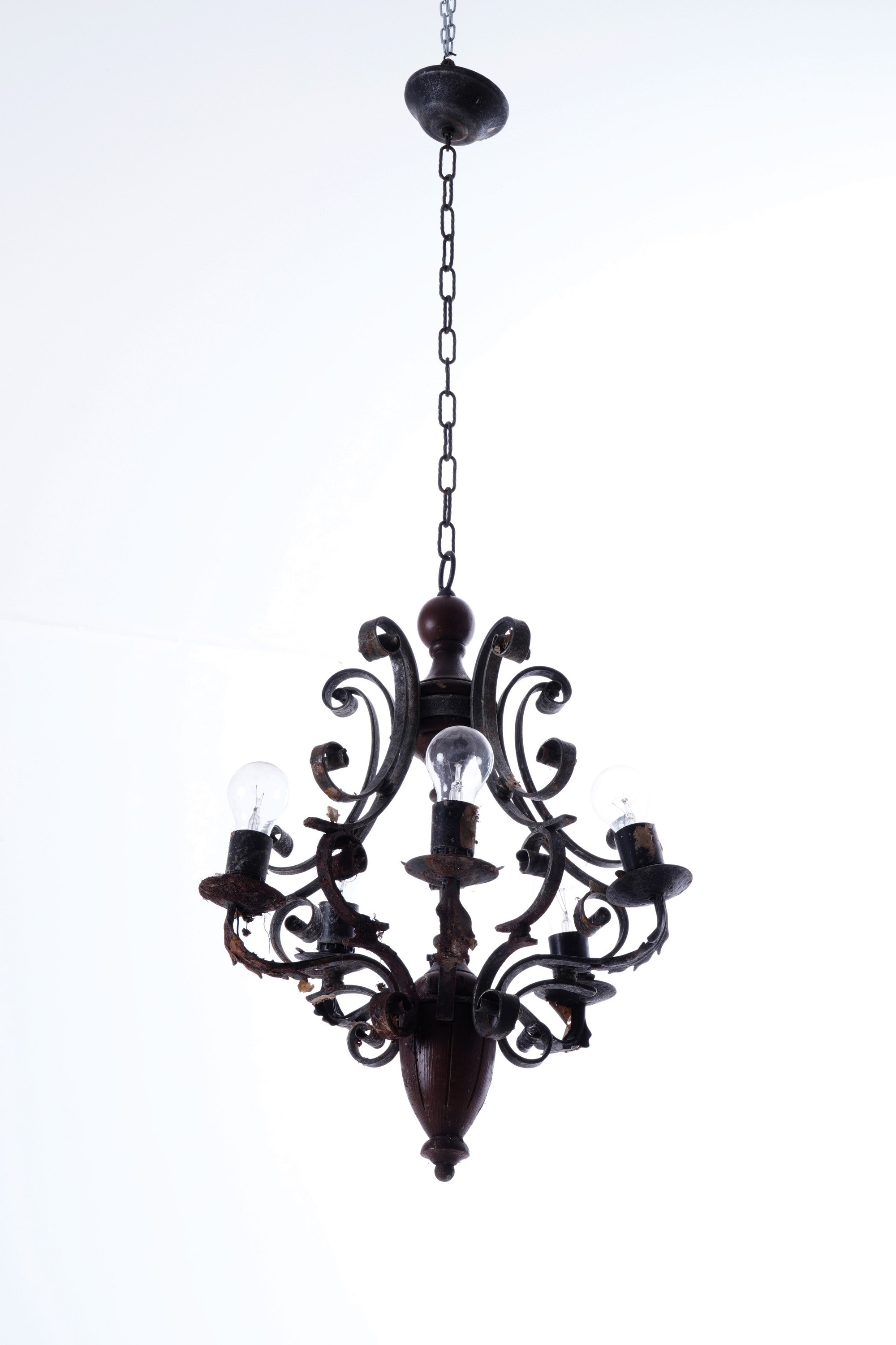 Due Lampadari in Ferro e Legno a Cinque Luci e Sei Luci
