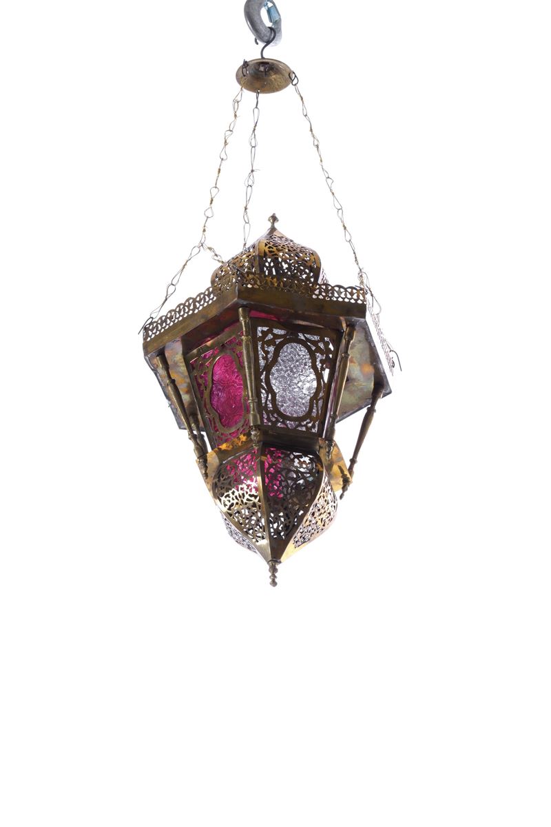 Lume pensile in ottone traforato e vetri colorati  - Auction Antiquariato - Cambi Casa d'Aste