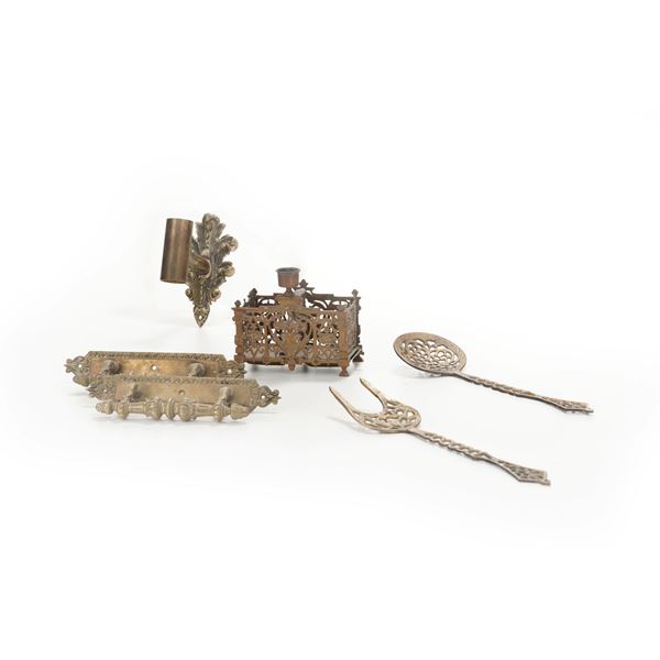 Insieme di coppia di maniglie in bronzo dorato, supporto per applique, porta sigarette e coppia di posate decorative in metallo