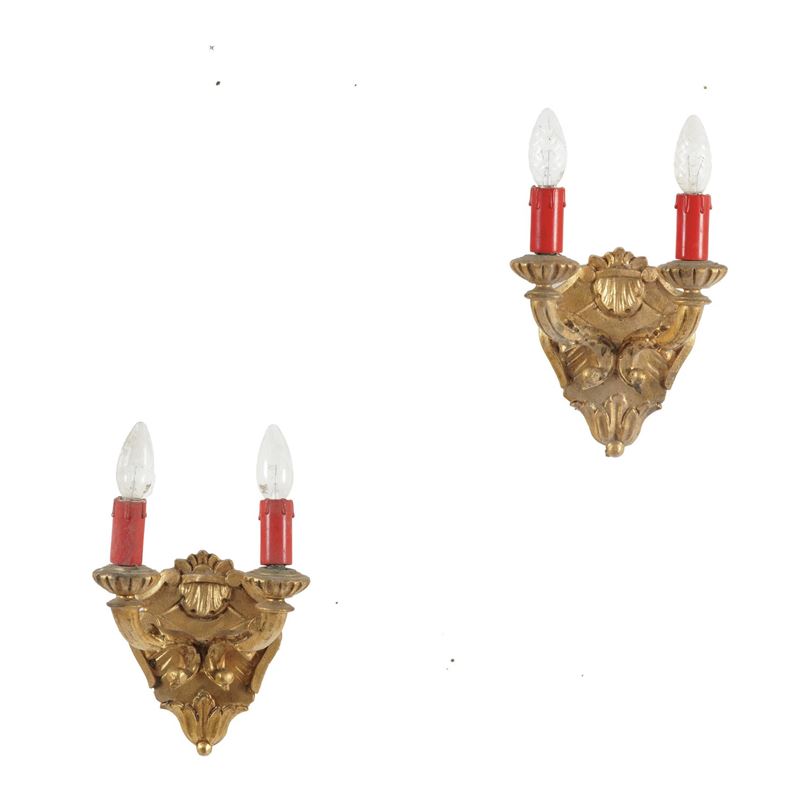 Coppia di appliques a due luci in legno intagliato e dorato, XIX-XX secolo  - Asta Antiquariato - Cambi Casa d'Aste