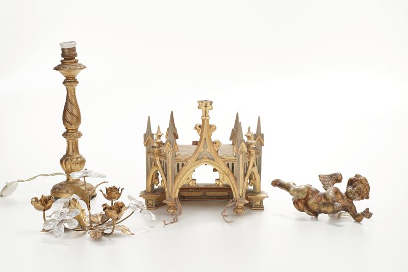 Gruppo di oggetti in legno intagliato e dorato tra cui candeliere montato a lampada, angioletto ed elemento architettonico  - Auction Antiquariato - Cambi Casa d'Aste