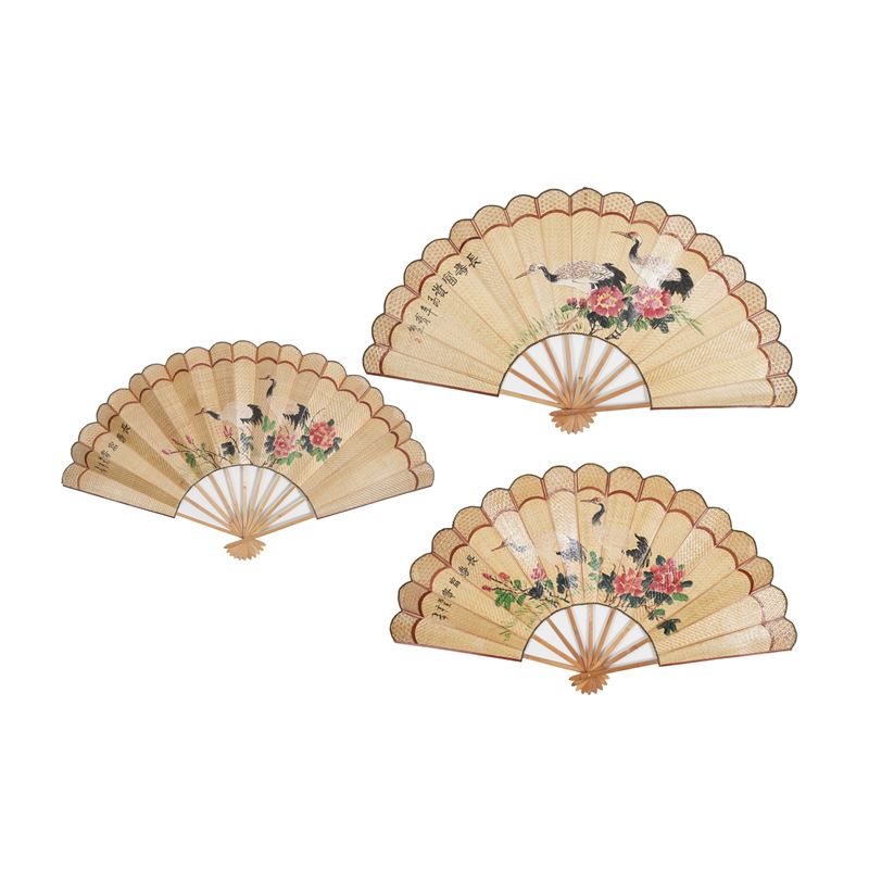 Tra grandi ventagli decorativi in legno  - Asta Antiquariato - Cambi Casa d'Aste