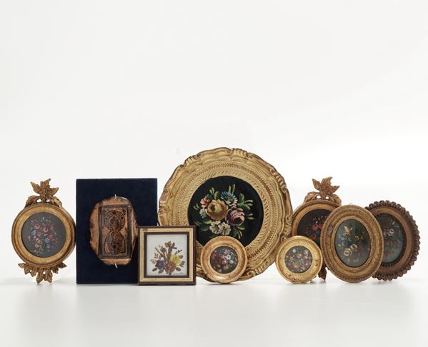 Insieme di otto piccole cornici in legno dorato con soggetti floreali e placchetta sottovetro in metallo raffigurante Madonna con Bambino