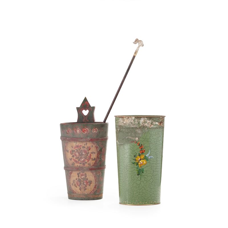 Due porta ombrelli in metallo e legno dipinti e bastone da passeggio con presa in osso scolpito a testa femminile  - Auction Antiques - Cambi Casa d'Aste