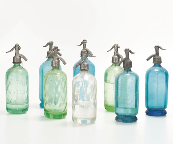 Gruppo di otto bottiglie da seltz in vetro molato di diversi colori