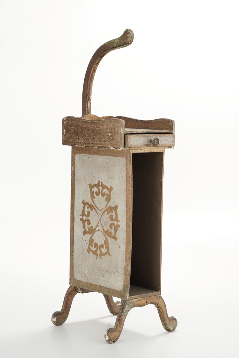 Porta riviste in legno dorato  - Asta Antiquariato - Cambi Casa d'Aste