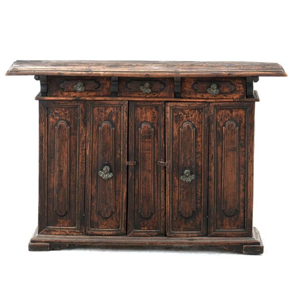 Piccola credenza rustica in stile secentesco