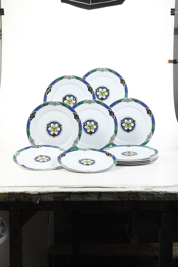 Dodici piatti piani “Dioricis”.<BR>Francia, Manifattura di Limoges per Christian Dior, 1960-1970 circa.<BR>