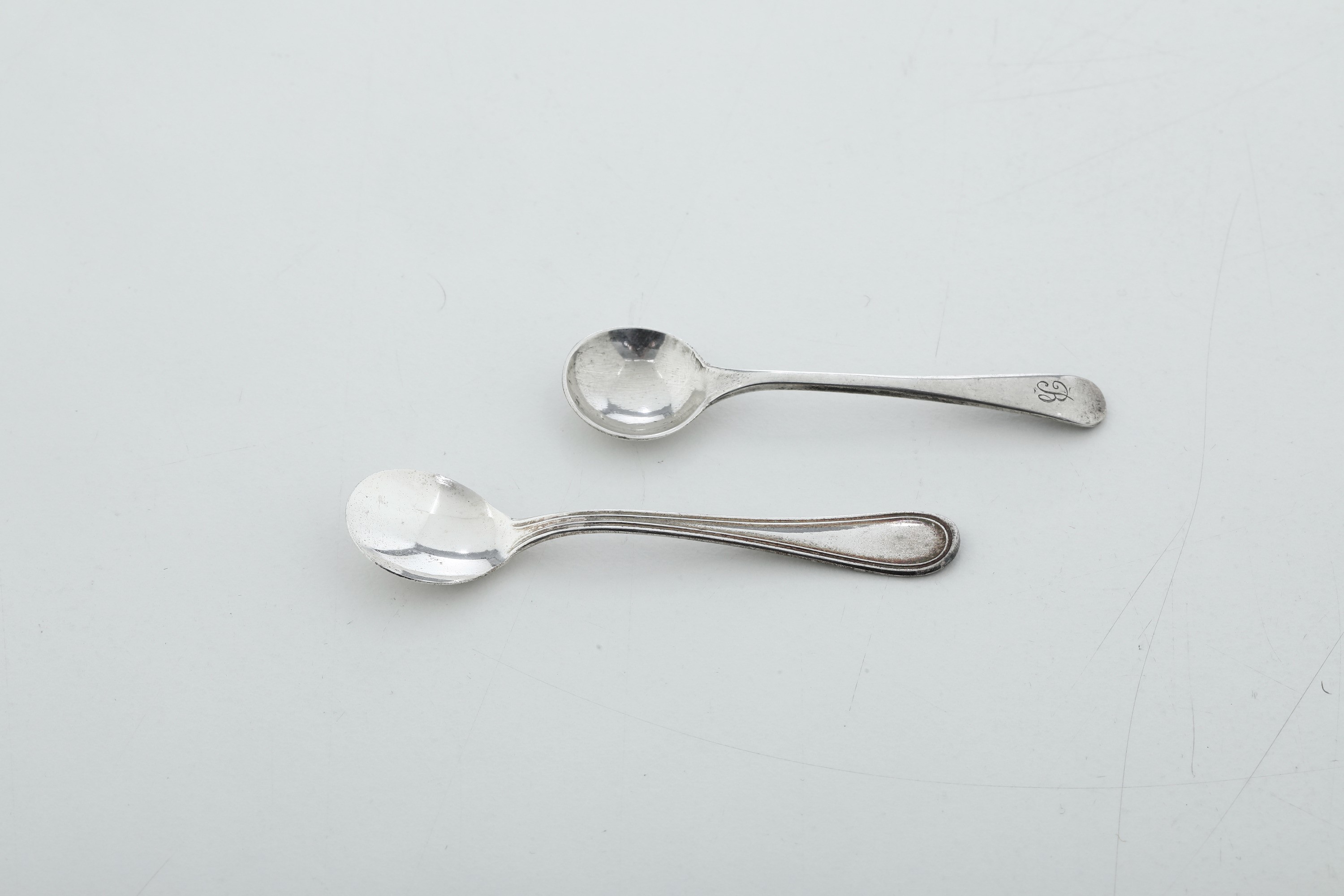 Lotto composto da oggetti decorativi vari, XX secolo, argento fuso e sagomato