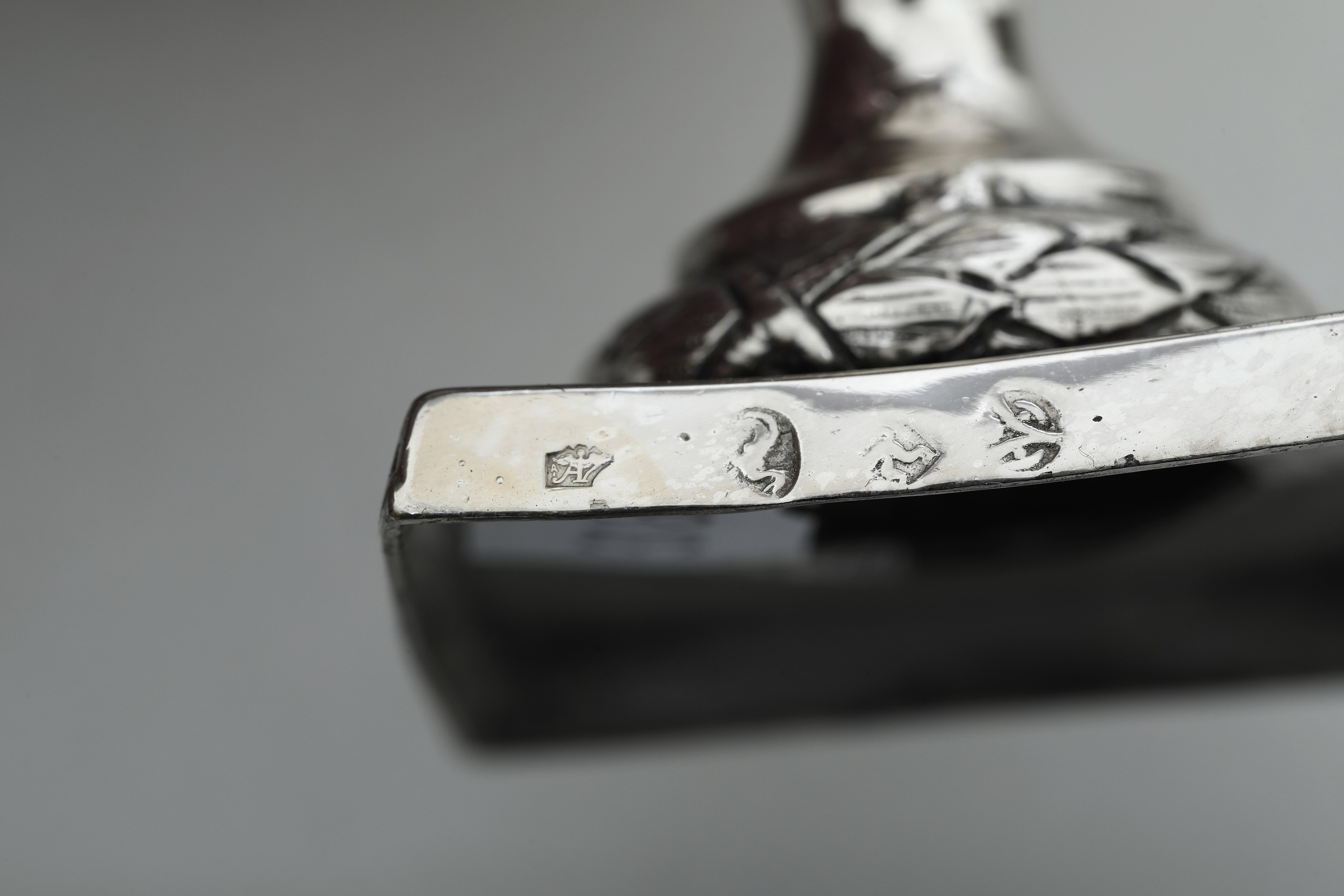 Lotto composto da oggetti decorativi vari, XX secolo, argento fuso e sagomato