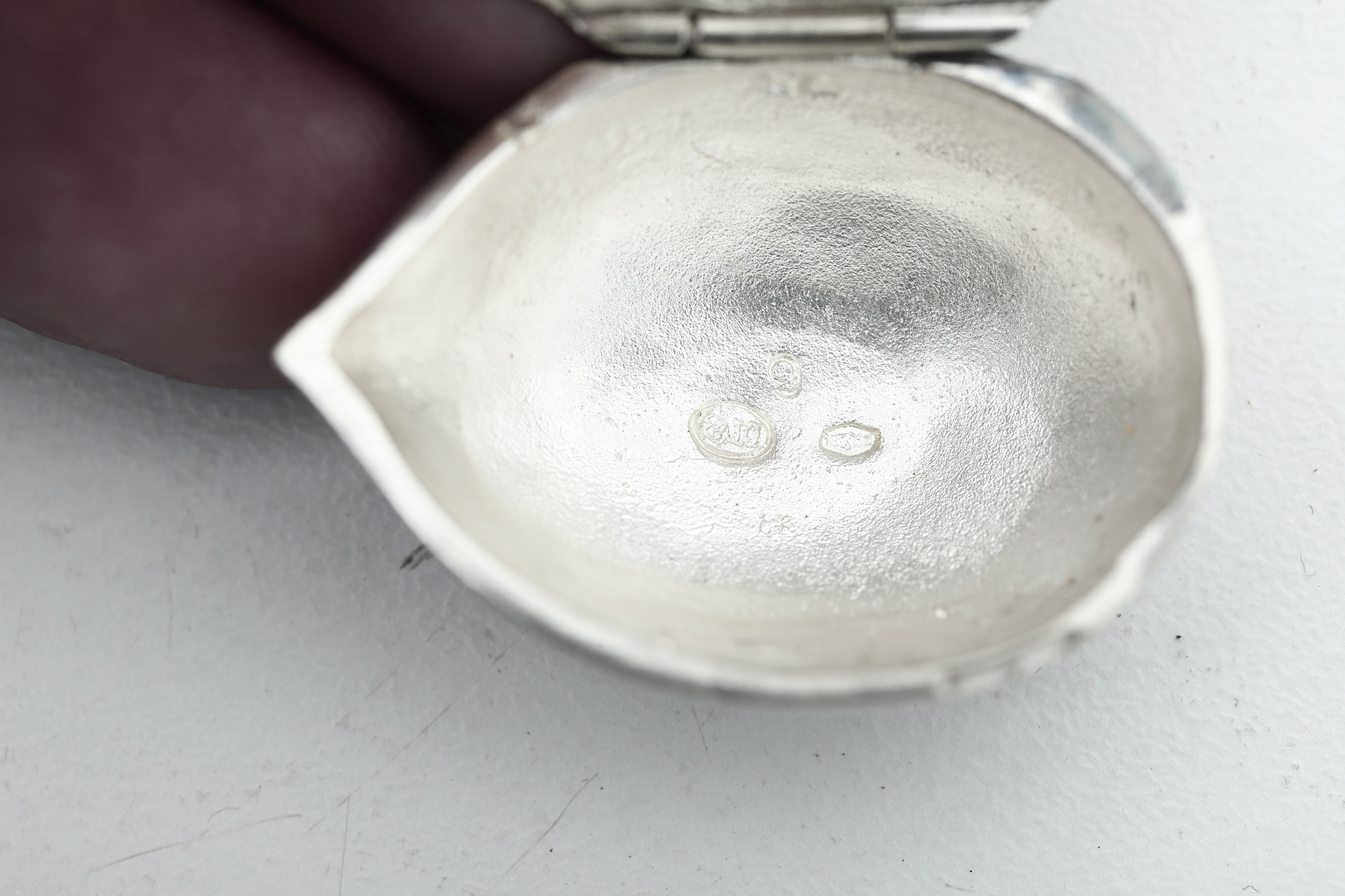 Lotto composto da oggetti decorativi vari, XX secolo, argento fuso e sagomato