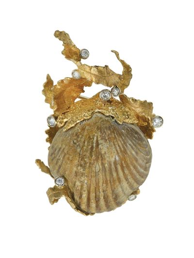 Spilla a forma di conchiglia in oro giallo 750/1000 con piccoli diamanti