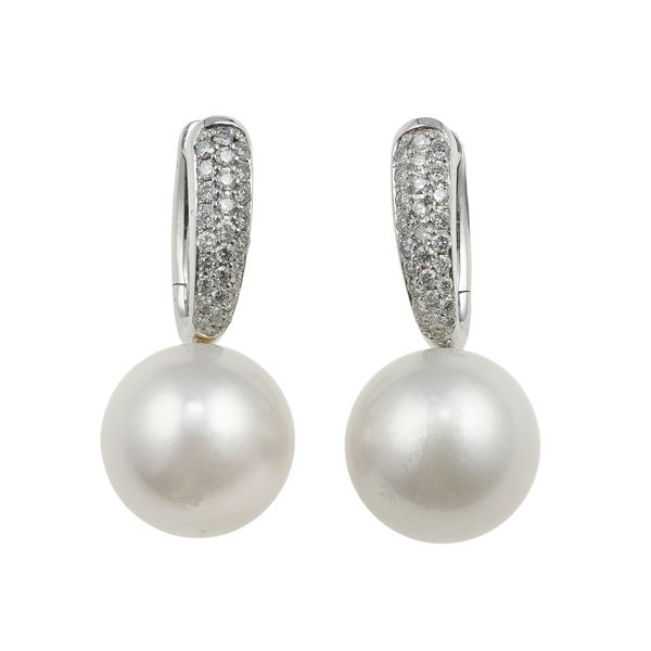 Orecchini con perle coltivate e pavè di diamanti