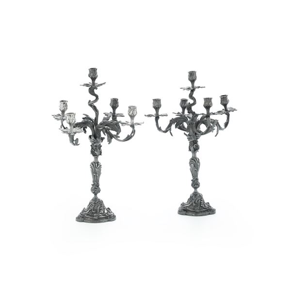Coppia di candelabri in metallo argentato, Francia XIX-xX secolo