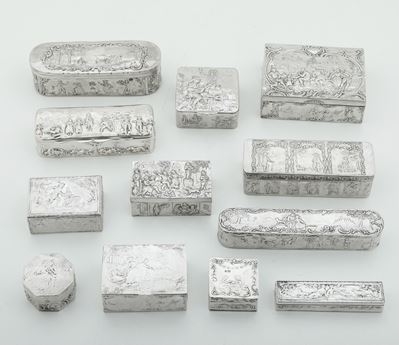Collezione di 12 scatole in argento sbalzato, Inghilterra e Olanda, XIX-XX secolo