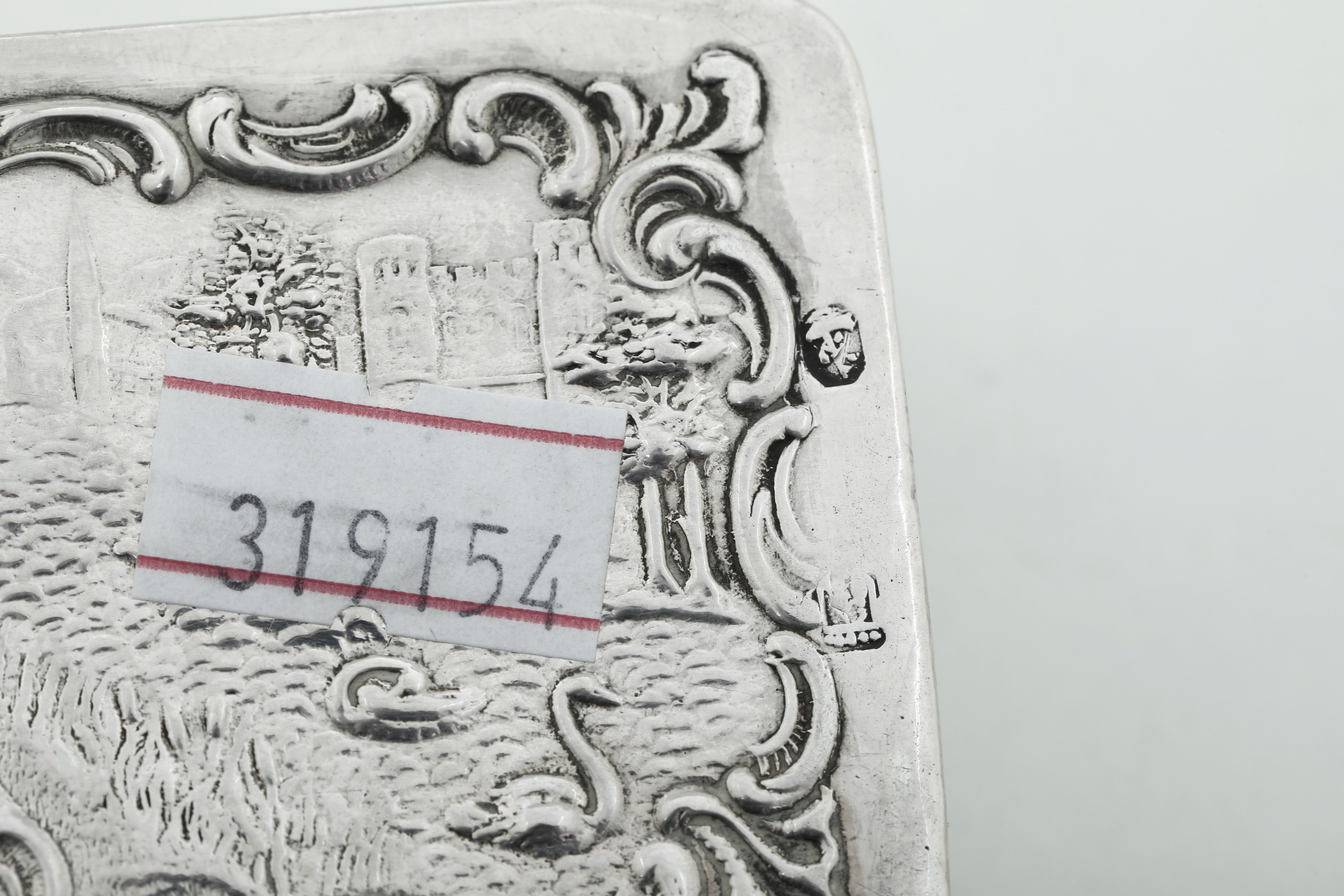 Collezione di 12 scatole in argento sbalzato, Inghilterra e Olanda, XIX-XX secolo
