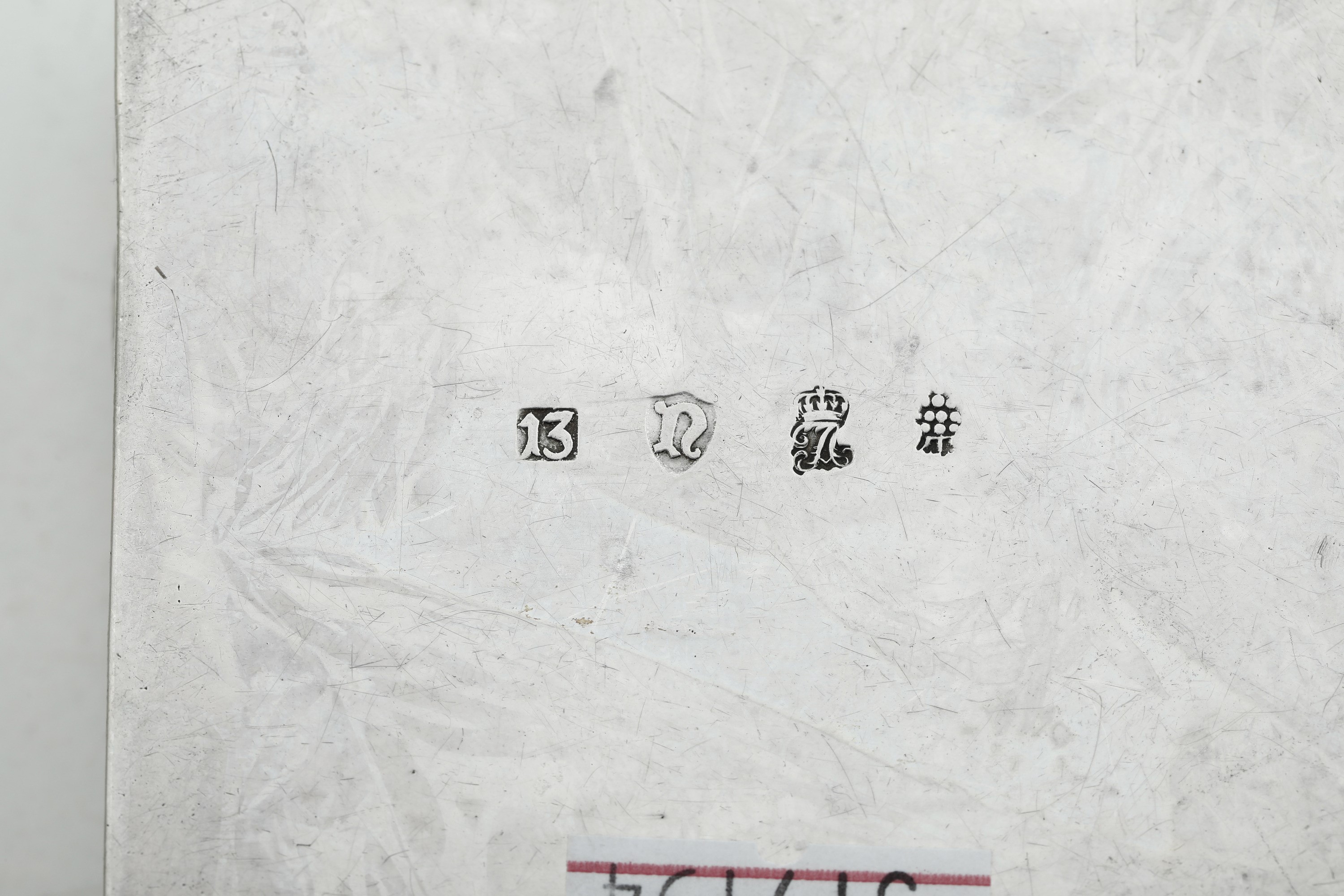 Collezione di 12 scatole in argento sbalzato, Inghilterra e Olanda, XIX-XX secolo