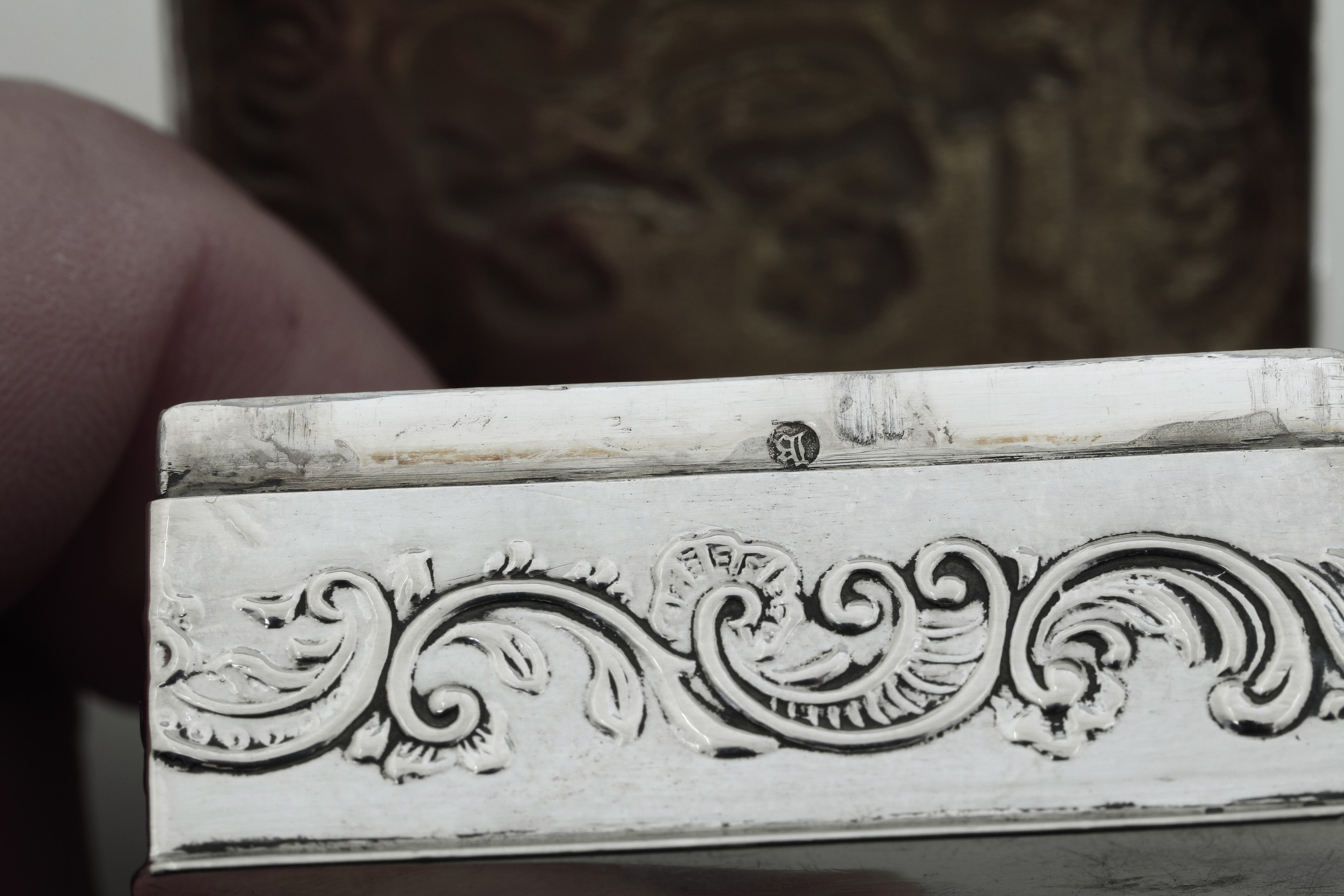 Collezione di 12 scatole in argento sbalzato, Inghilterra e Olanda, XIX-XX secolo