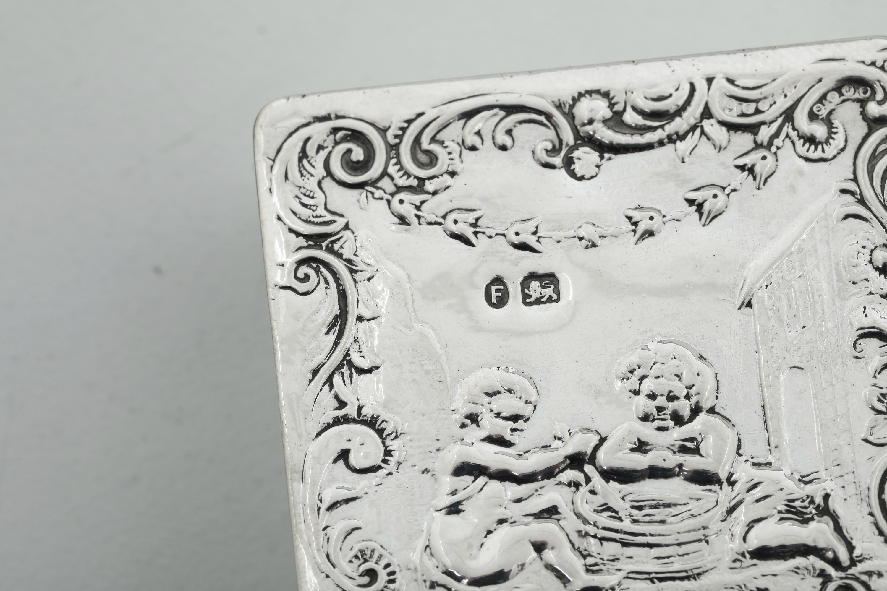Collezione di 12 scatole in argento sbalzato, Inghilterra e Olanda, XIX-XX secolo