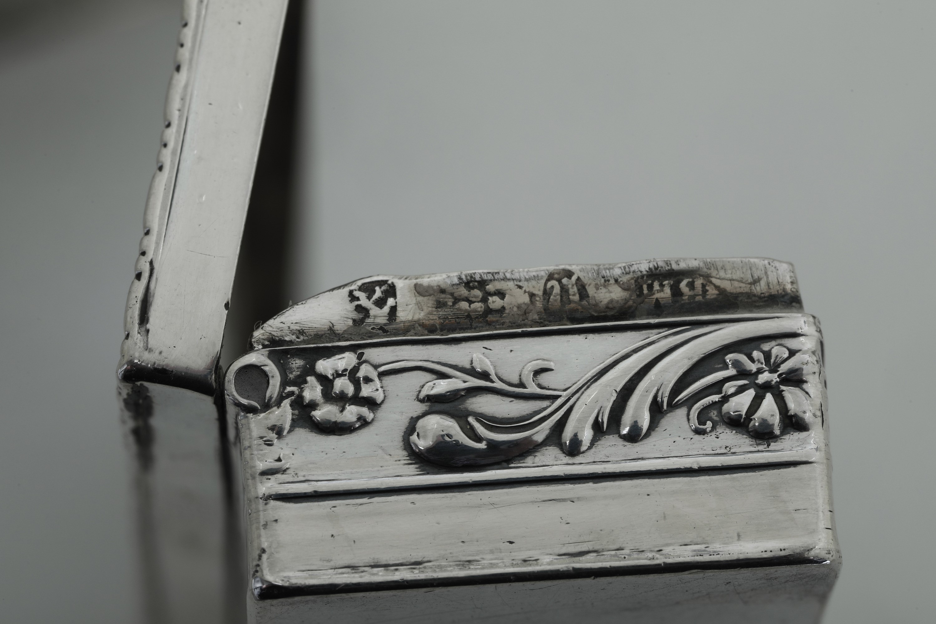 Collezione di 12 scatole in argento sbalzato, Inghilterra e Olanda, XIX-XX secolo