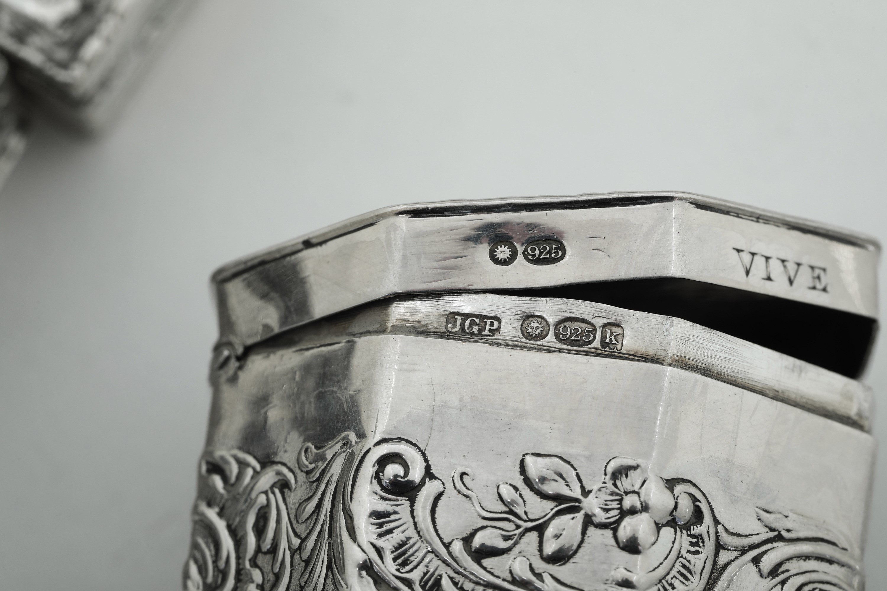 Collezione di 12 scatole in argento sbalzato, Inghilterra e Olanda, XIX-XX secolo