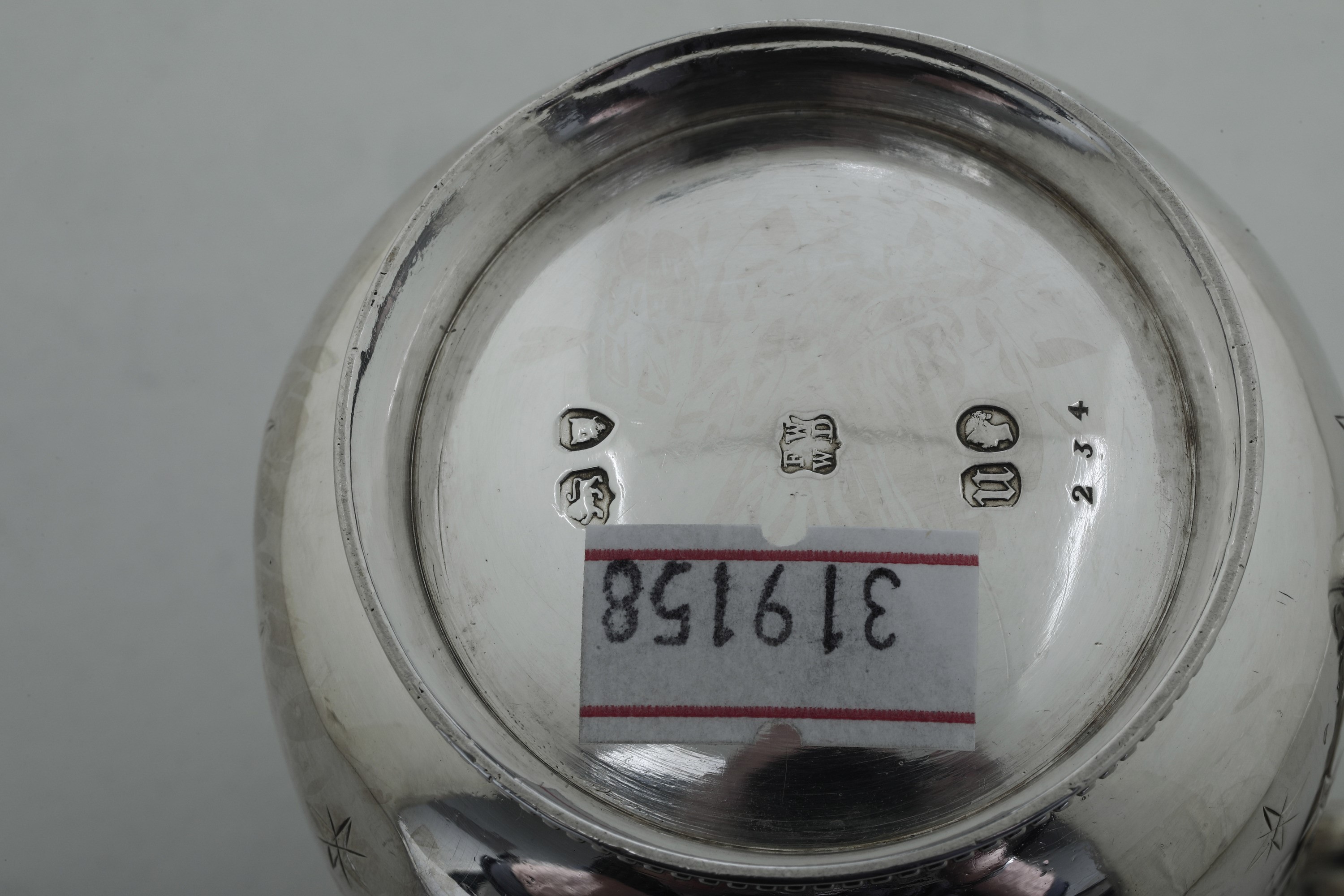 Mug, Londra 1875, argento fuso e sbalzato