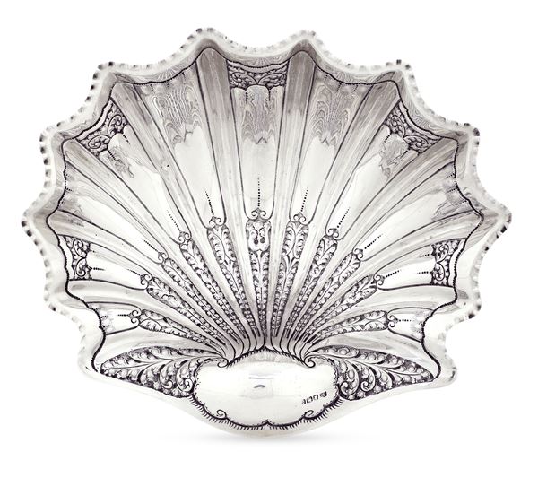 Centrotavola a guisa di conchiglia. Sheffileld 1895, argentiere Atkin Brothers