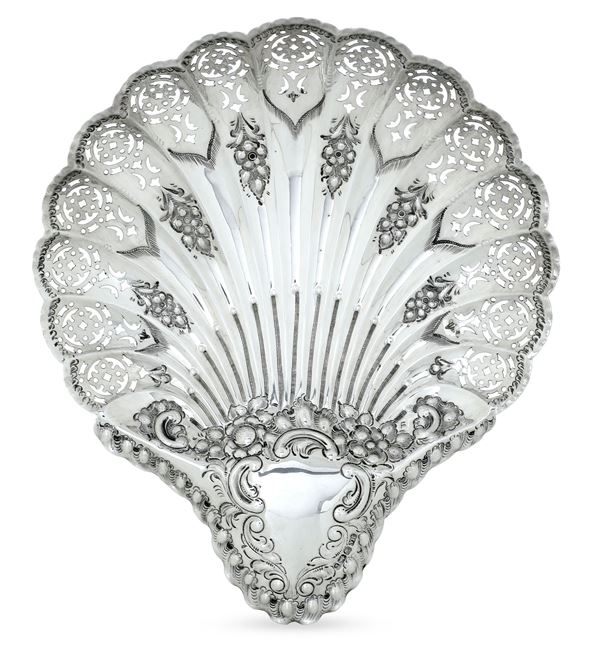 Centrotavola a guisa di conchiglia. Sheffileld 1895, Argentiere J. Dixon & Sons
