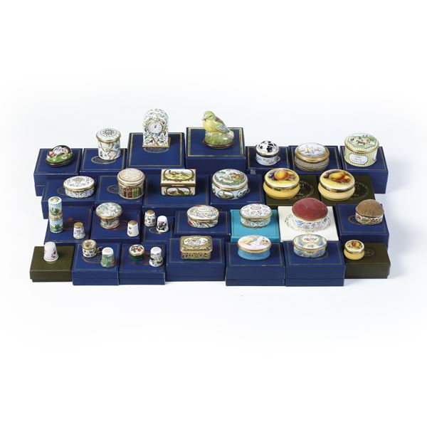 Ventisei scatoline, ditali e un orologio. Inghilterra, Halcyon Days Enamels, fine del XX secolo.