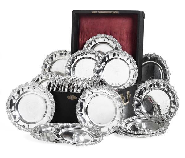 Set di ventisei piatti. Argenteria artistica milanese della prima metà del XX secolo, argentiere Broggi