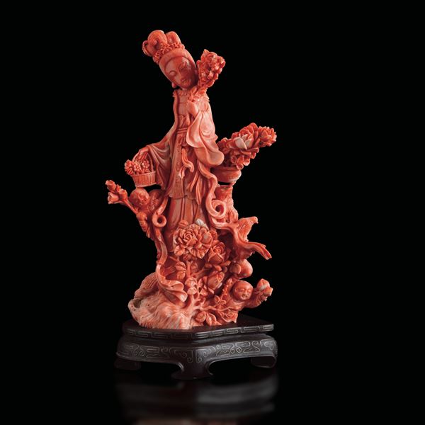 Figura in corallo scolpito raffigurante Guanyin, Cina, XIX secolo