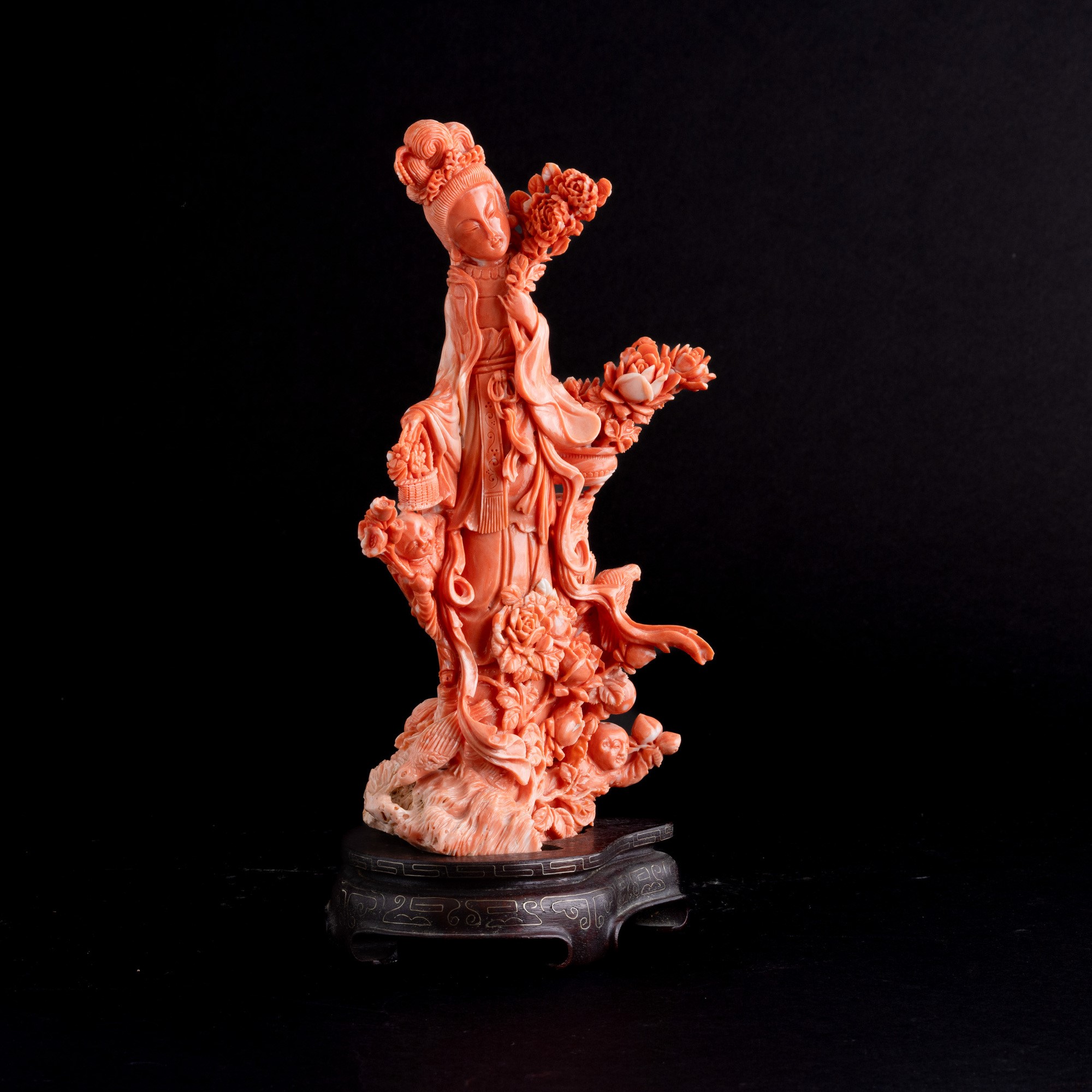Figura in Corallo Scolpito Raffigurante Guanyin, Cina, XIX Secolo