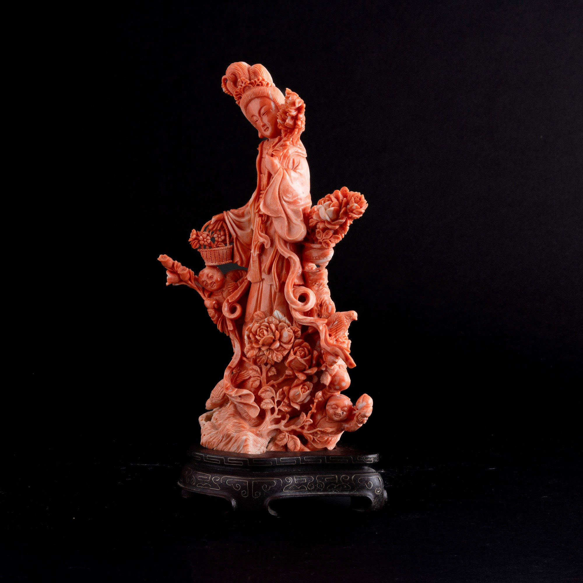 Figura in Corallo Scolpito Raffigurante Guanyin, Cina, XIX Secolo