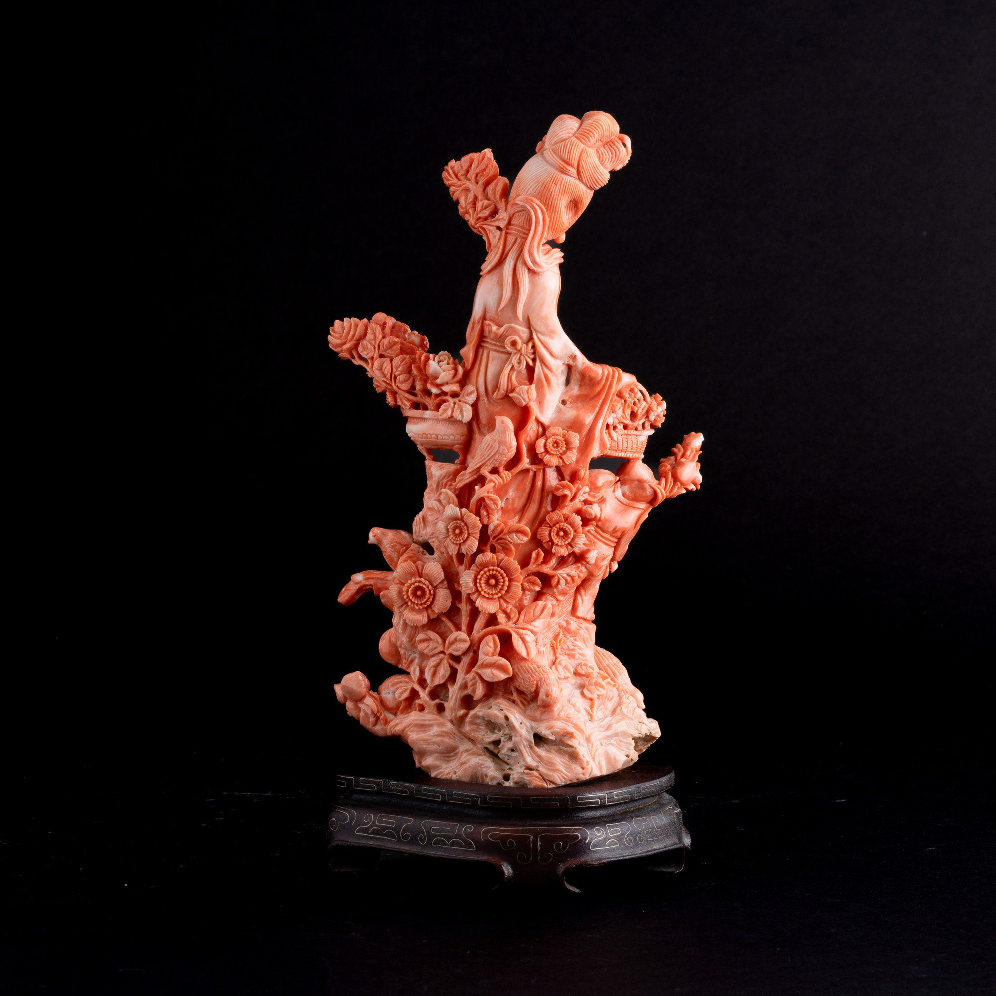 Figura in Corallo Scolpito Raffigurante Guanyin, Cina, XIX Secolo