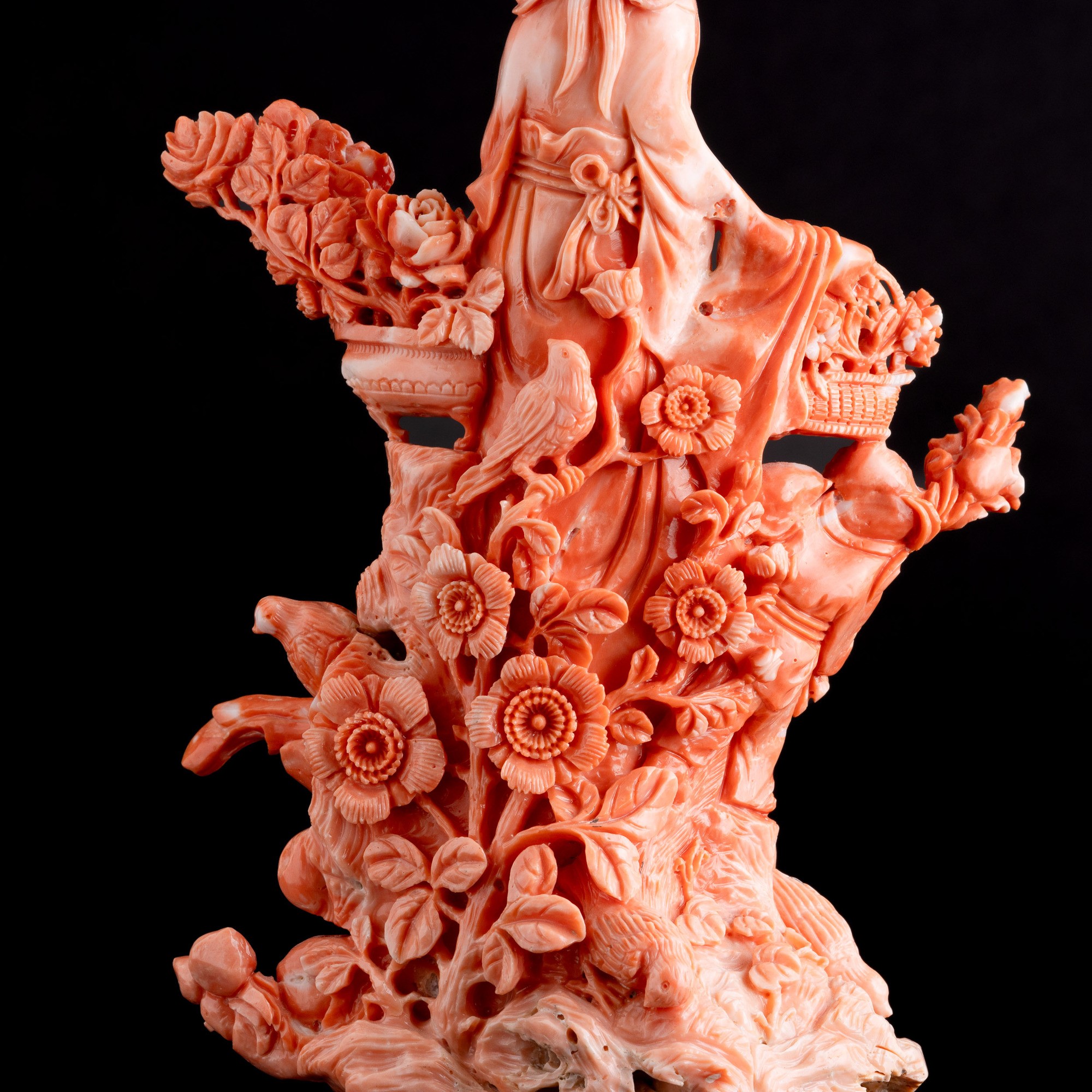 Figura in Corallo Scolpito Raffigurante Guanyin, Cina, XIX Secolo