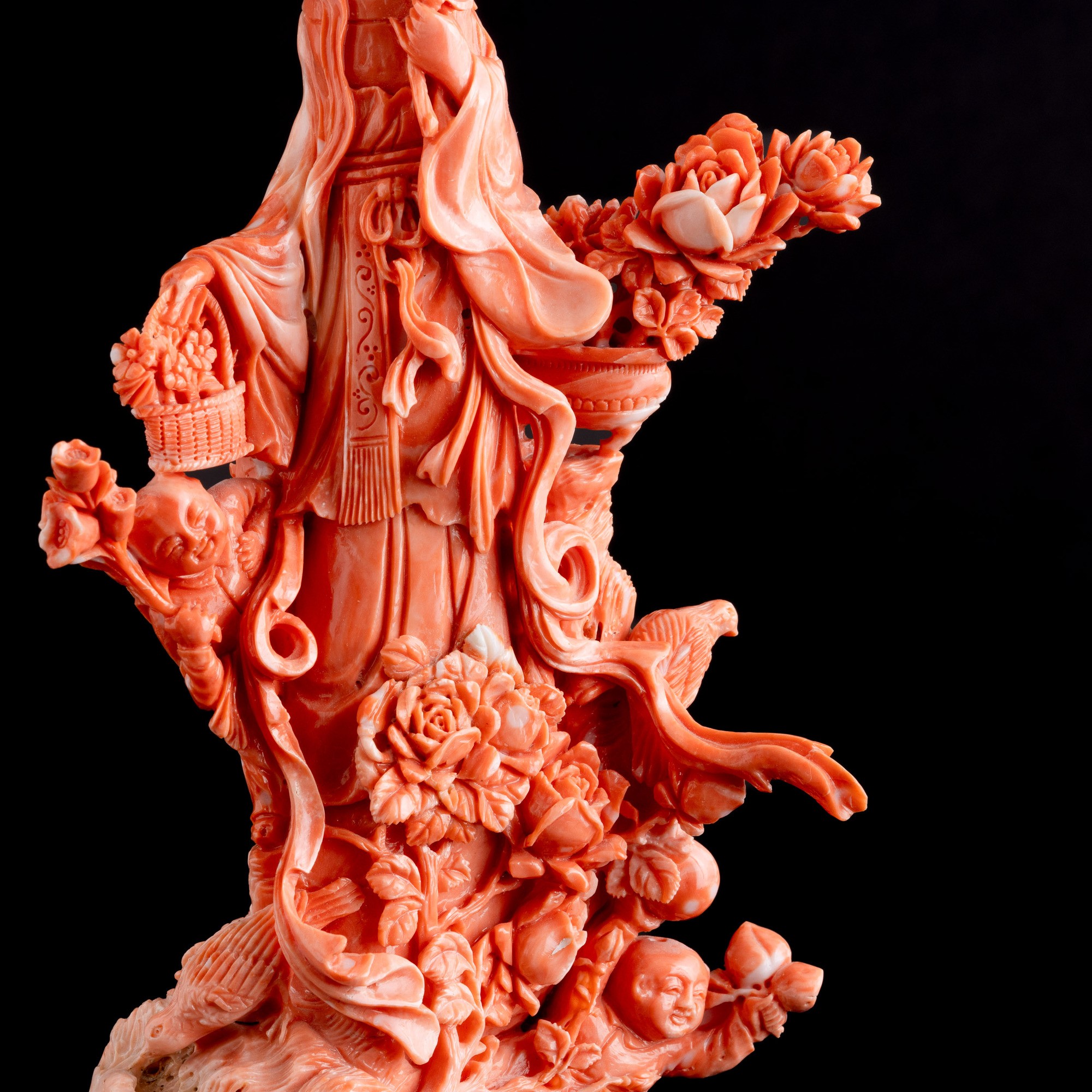 Figura in Corallo Scolpito Raffigurante Guanyin, Cina, XIX Secolo