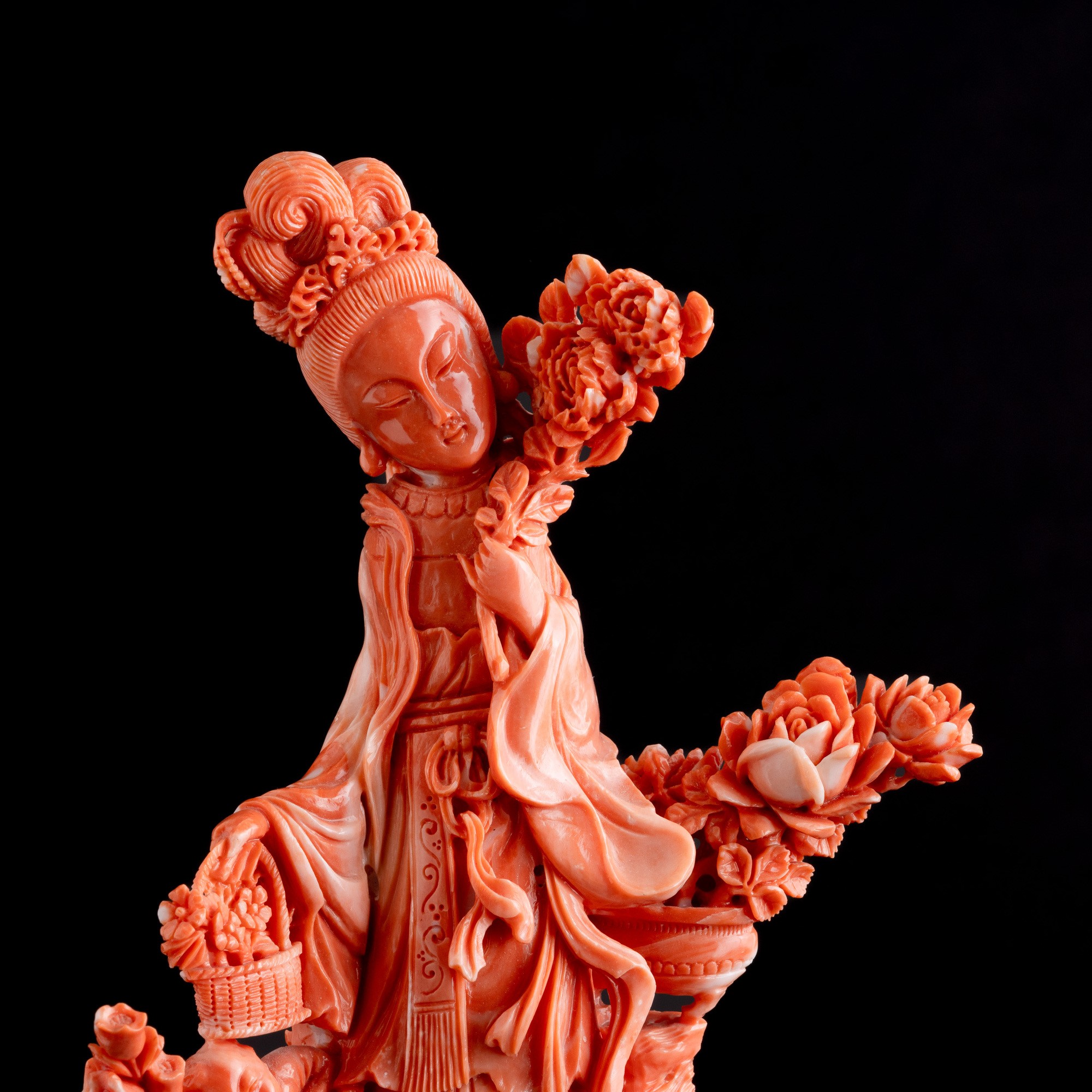Figura in Corallo Scolpito Raffigurante Guanyin, Cina, XIX Secolo