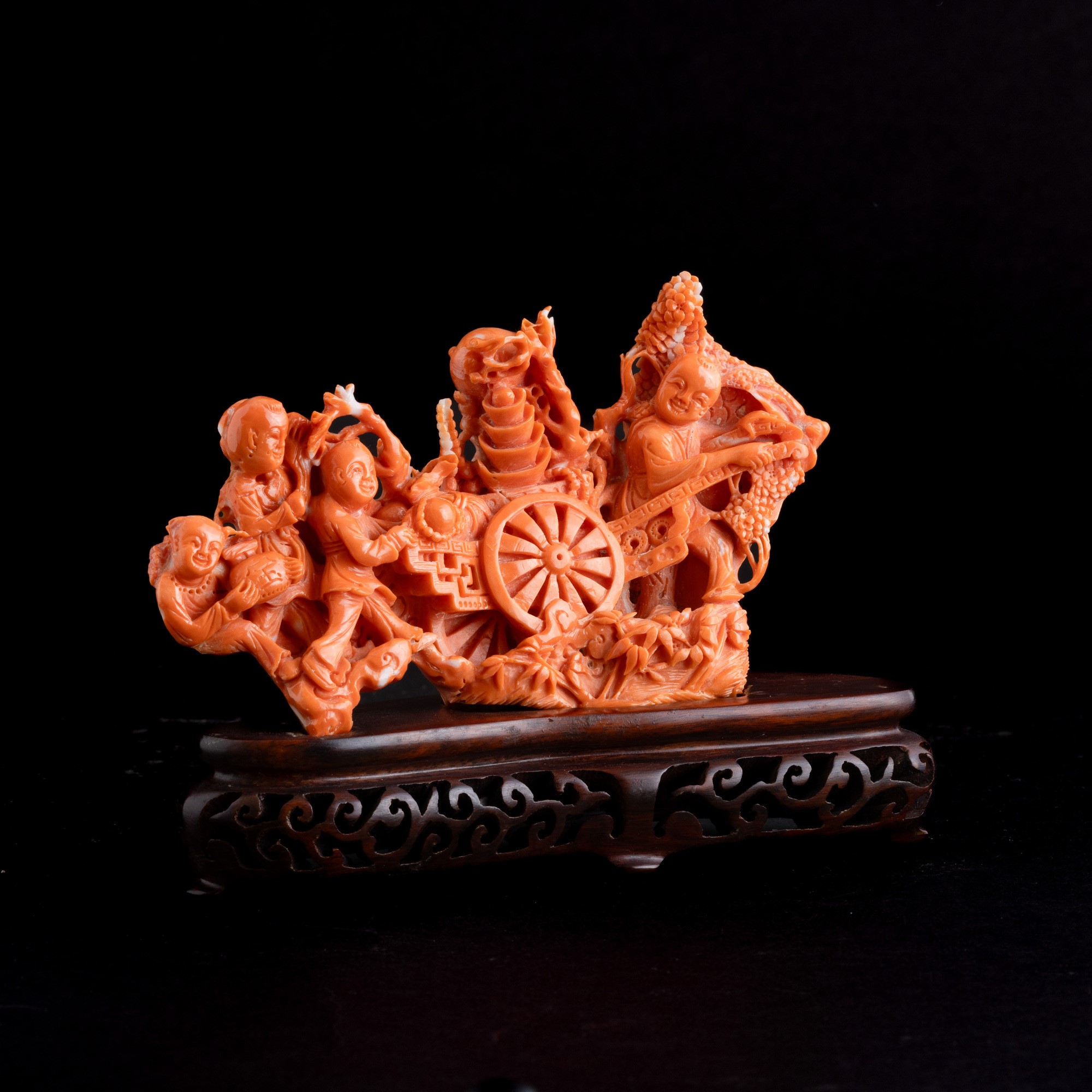 Figura in Corallo Raffigurante Personaggi Venditori, Cina, XIX Secolo