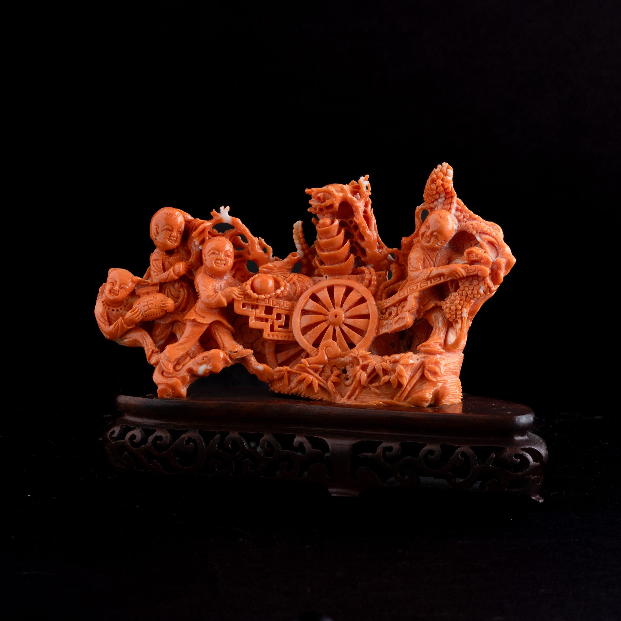 Figura in Corallo Raffigurante Personaggi Venditori, Cina, XIX Secolo