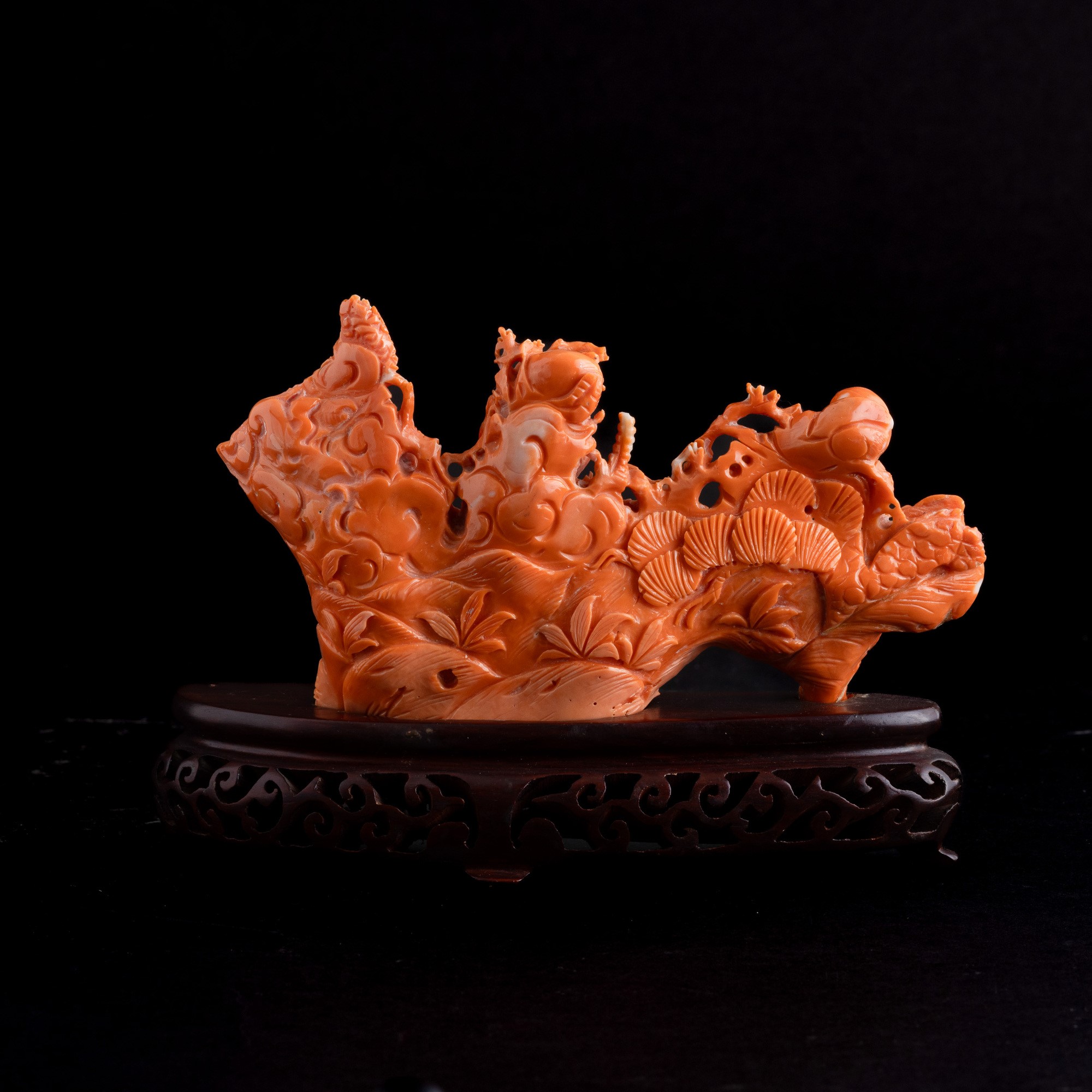 Figura in Corallo Raffigurante Personaggi Venditori, Cina, XIX Secolo