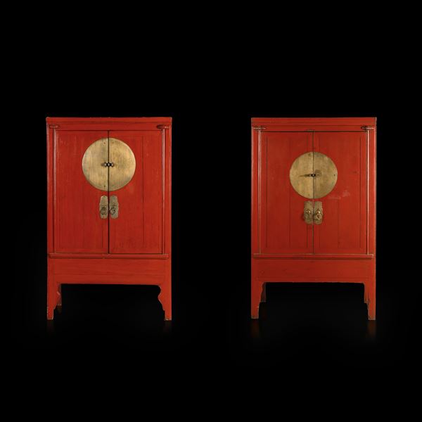 Coppia di armadi laccati in legno rosso con dettagli dorati, Cina, Dinastia Qing, XX secolo