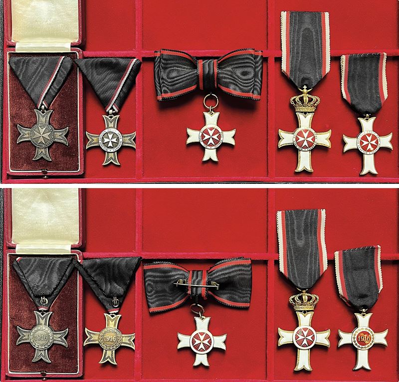 SOVRANO MILITARE ORDINE DI MALTA - ORDINE PRO MERITO MELITENSI. Lotto di cinque onorificenze.  - Auction Numismatics - Cambi Casa d'Aste