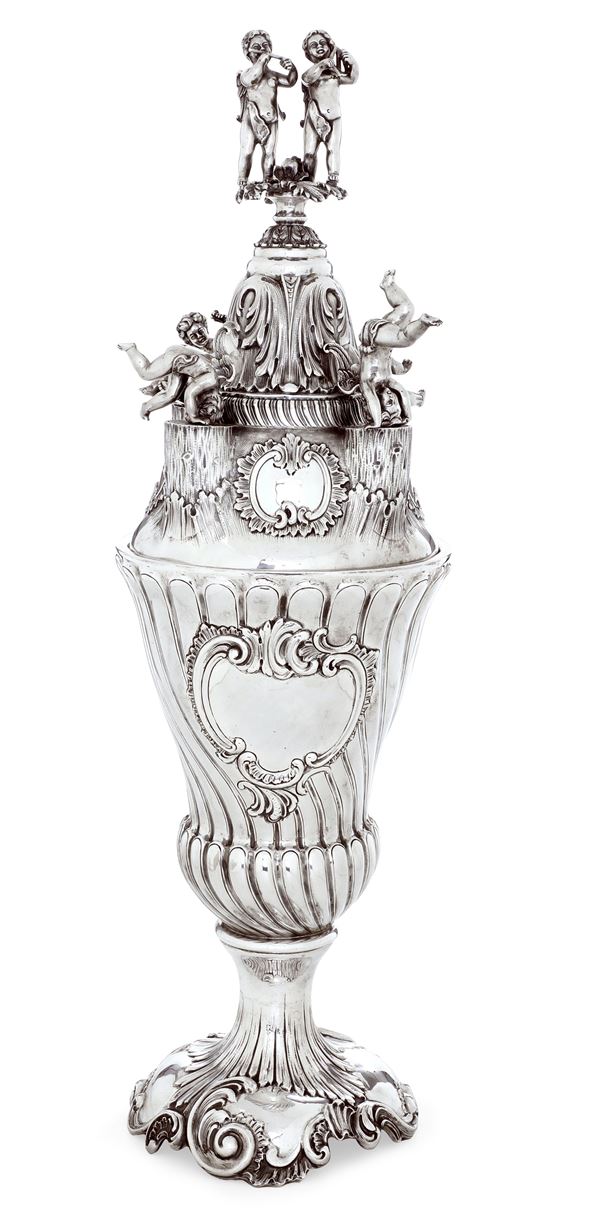 Grande vaso centrotavola neobarocco. Argenteria artistica milanese del XX secolo, Argenteria artigiana di Ottorino Sari	