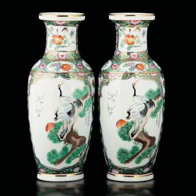 Coppia di Vasi in Porcellana Raffigurante Scena Naturalistica con Uccelli e Aironi, Cina, XX Seco...